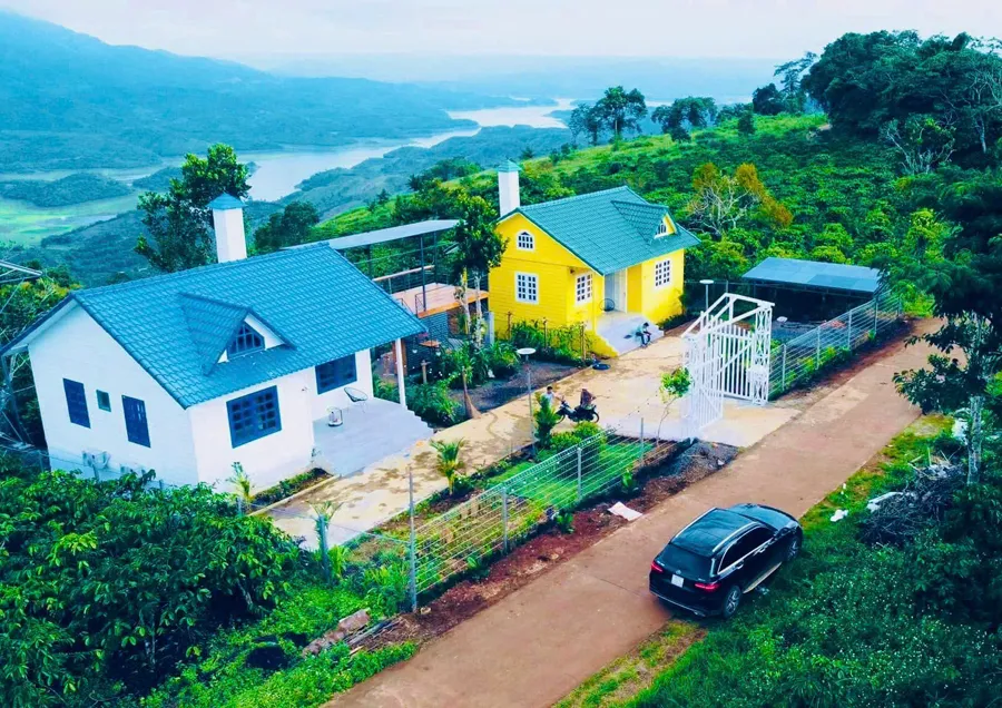 Nhà vườn và những hàng cây xanh trên đồi ven hồ Tà Đùng nhìn từ trên cao